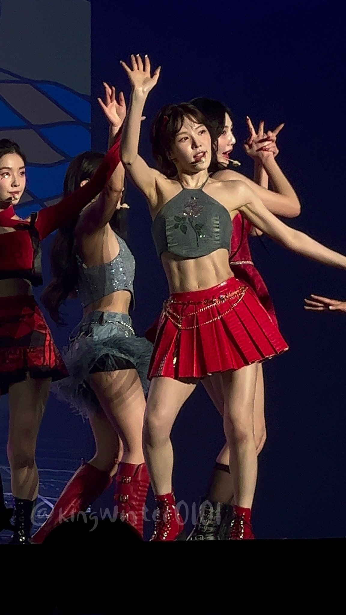 red velvet wendy腹肌，这需要付出多少努力啊，感觉比一般男人还明显