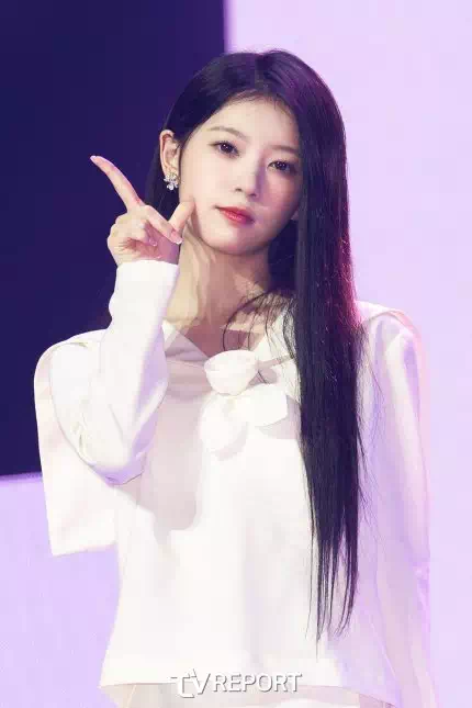 HYBE新女团ILLIT出道座谈会新闻照