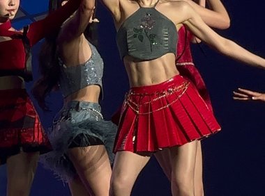 red velvet wendy腹肌，这需要付出多少努力啊，感觉比一般男人还明显