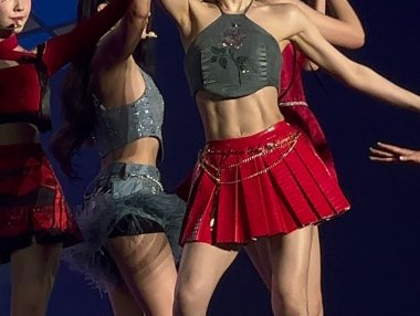 red velvet wendy腹肌,这需要付出多少努力啊,感觉比一般男人还明显